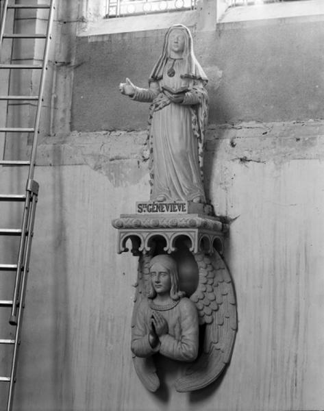 Statue sur console d'architecture (petite nature) : sainte Geneviève