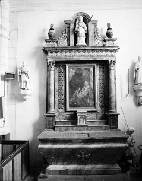 Vue d'ensemble du retable de la chapelle sud.