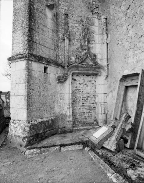 Porte murée : accès à la chapelle funéraire de Philippe du Moulin : côté nord de la nef.