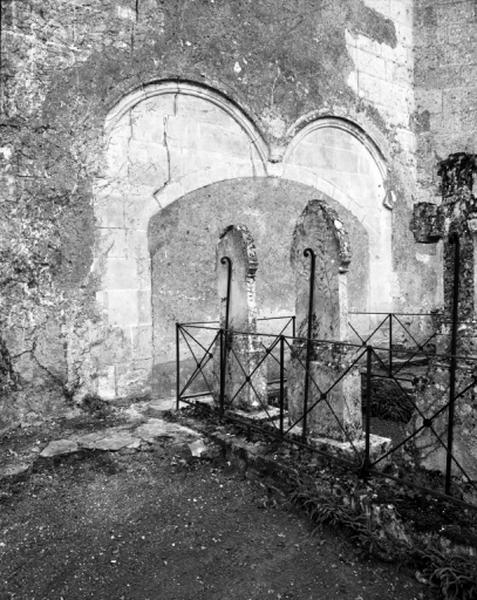 Arcs de la chapelle mortuaire et de l'enfeu du tombeau de Philippe du Moulin, aujourd'hui détruits ; côté nord de l'édifice.