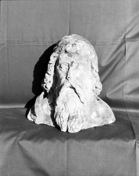 Fragment de statue, vue de face.