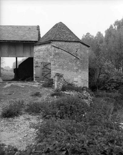 Bâtiment octogonal dans la cour.