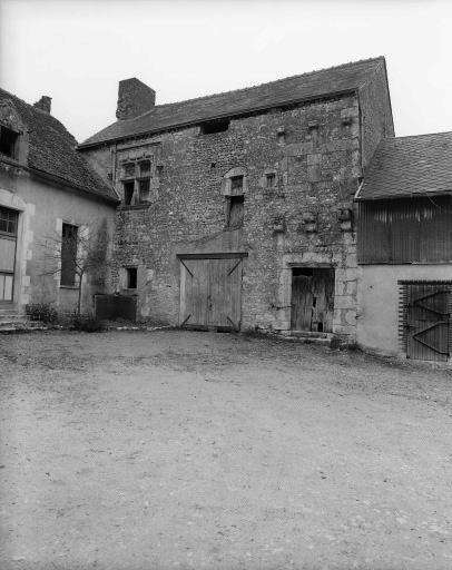 L'ancien logis vu de la cour.