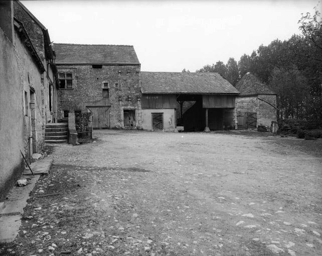 Vue prise de l'ouest dans la cour.