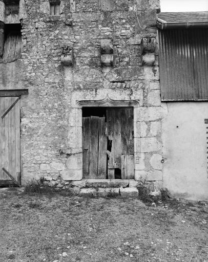 Porte d'entrée de l'ancien logis.