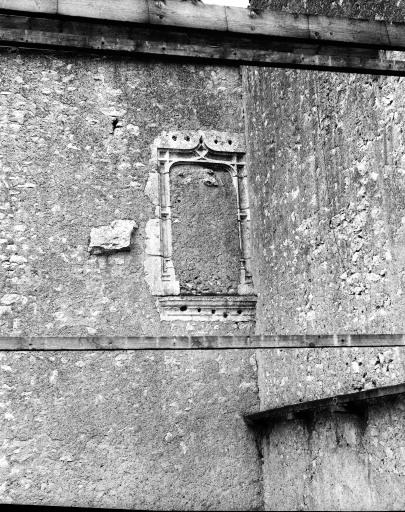 Demi-croisée sur le mur nord-est de l'ancien logis.