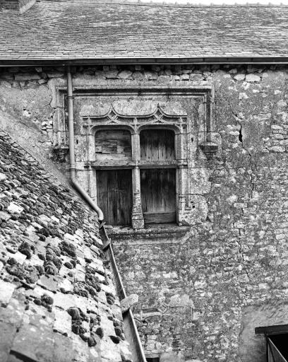 Croisée à l'étage de l'ancien logis.