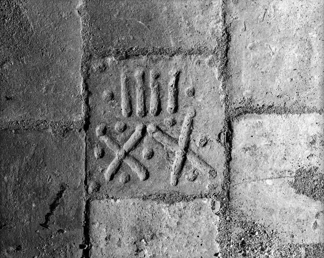 Carreau de terre cuite au premier étage de l'ancien logis.