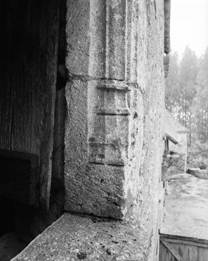 Détail de la base du piédroit de la croisée de l'étage de l'ancien logis.