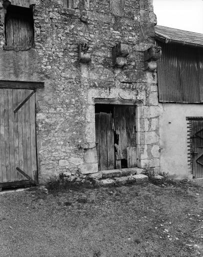 Porte d'entrée de l'ancien logis.