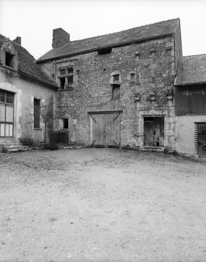 L'ancien logis côté cour.