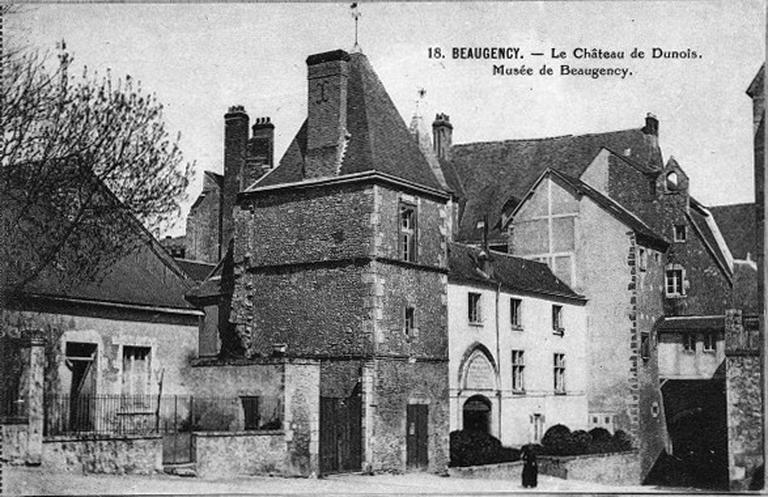 Le pavillon dit de 'Longueville' donnant sur la grande cour du château.