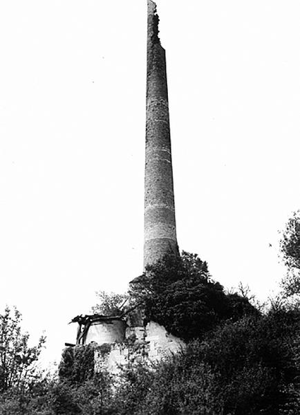 Haut fourneau, angle nord-est. Cheminée de la tannerie, détruite en 1982.