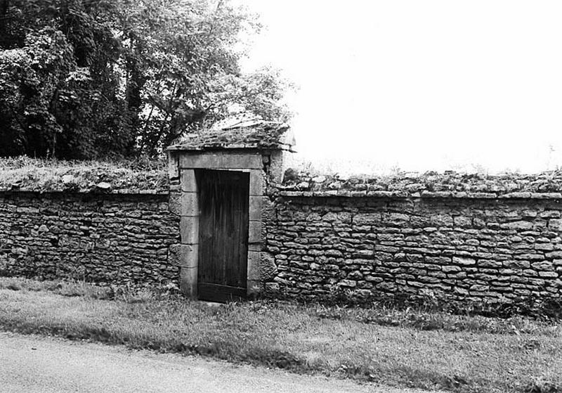 Muret de clôture en pierre sèche : vue prise de la route d'Uzay.