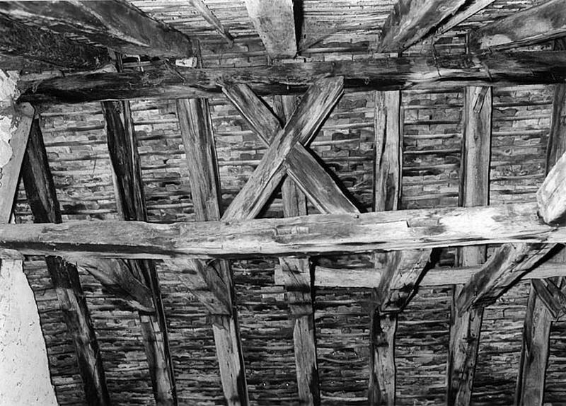 Ancienne chapelle : vue de détail des assemblages de la charpente.