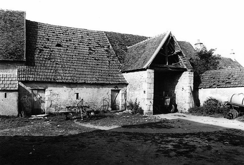 Grange à auvent, étable : prises du nord est.