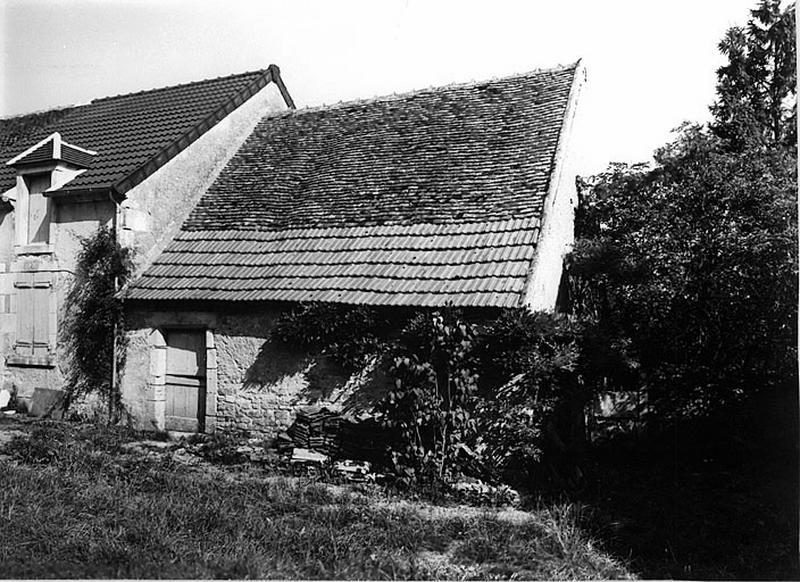 Bâtiment adjacent à la maison d'habitation P. 741 : vue de volume prise du sud.