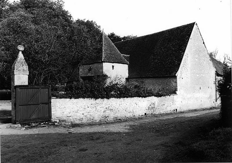 Grange à auvent du château : vue d'ensemble prise du sud est.