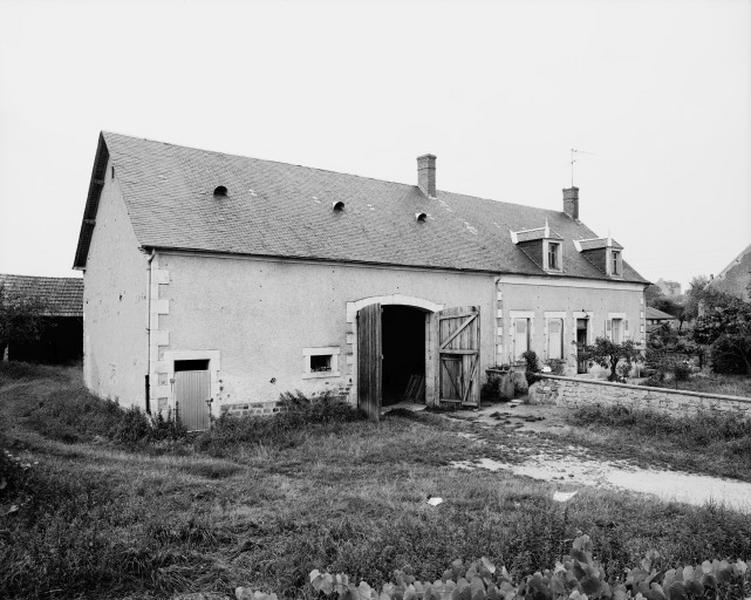 Maison avec grange attenante : vue de volume prise du sud.