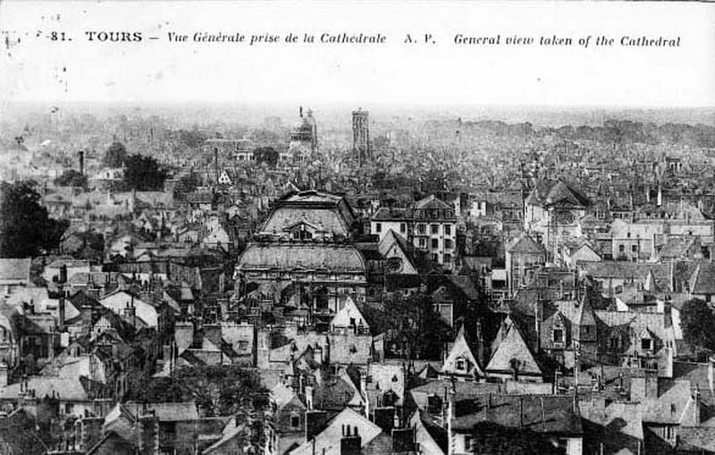 Vue des vestiges des bâtiments conventuels et de la chapelle construite en 1875 pour l'école des garçons.