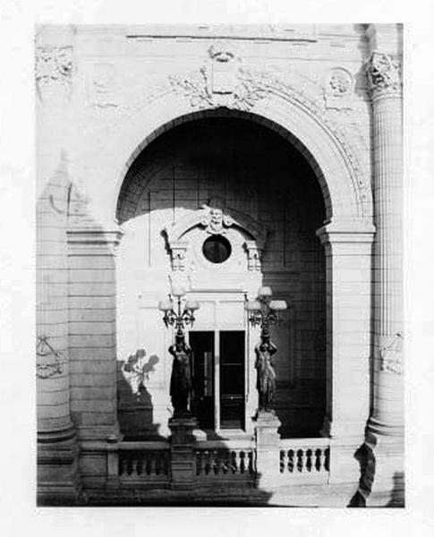 Loggia de l'avant-corps central de la façade du théâtre, premier étage : les deux statues de femmes-lampadaires à leur emplacement d'origine, qui disparaîtront dans le remodellement de la façade par Hardion et Loison.