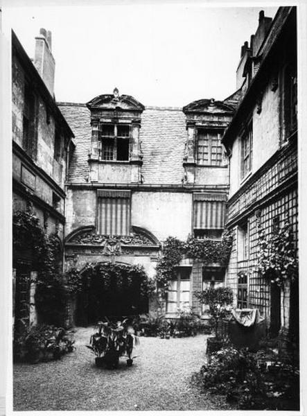 La grande cour et la façade postérieure : bâtiment ouest, avant restauration.