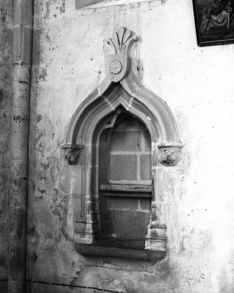 Niche lavabo sur le mur sud du choeur.