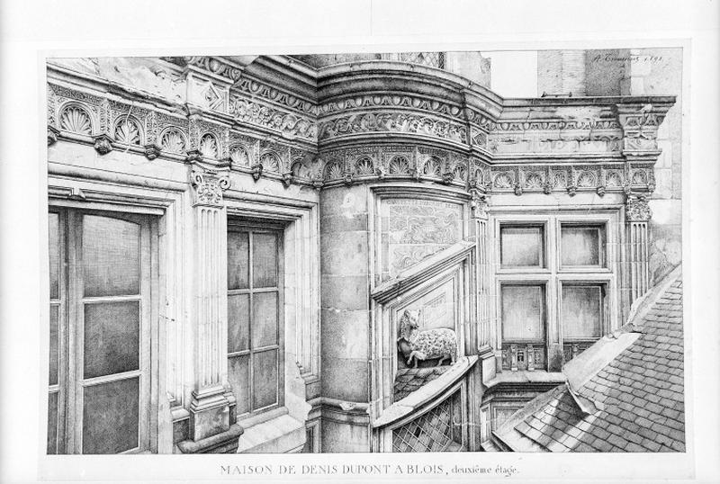 Façade sur cour 2ème étage. Détails : corniche, bas-reliefs de l'escalier (brebis et cassolette enflammée).