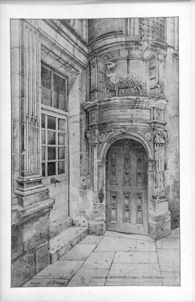 Façade de l'escalier : rez-de-chaussée. Détail : porte d'entrée et bas-relief de l'agneau mystique.