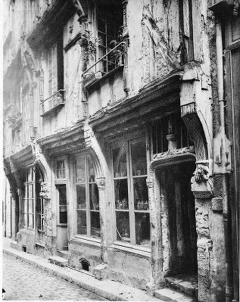 Façade sur rue, rez-de-chaussée et 1er étage.