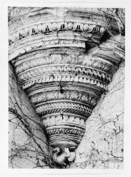 Bâtiment sud, façade ouest. Tourelle en encorbellement, détails : mouluration et décors de l'encorbellement.