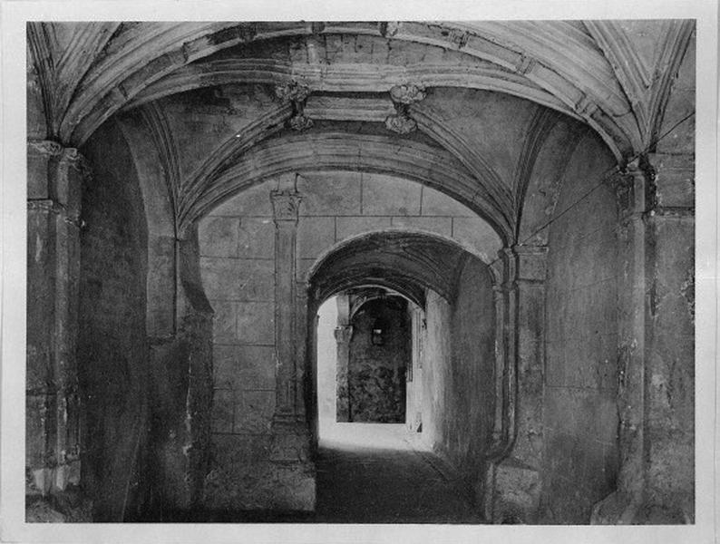 Bâtiment sud, passage couvert, vue prise de l'entrée vers la cour 1.