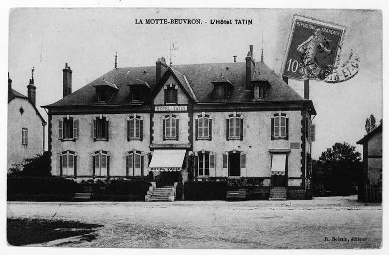 Vue d'ensemble de l'hôtel Tatin, façade sur rue.