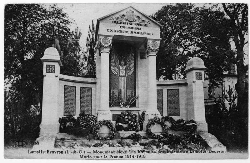 Vue d'ensemble du monument aux morts.