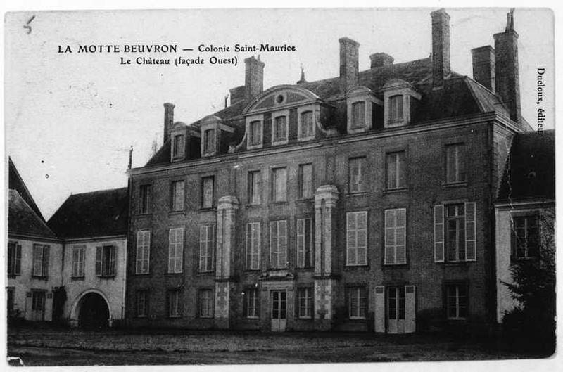 Vue du château, façade sur cour, début 20e siècle.