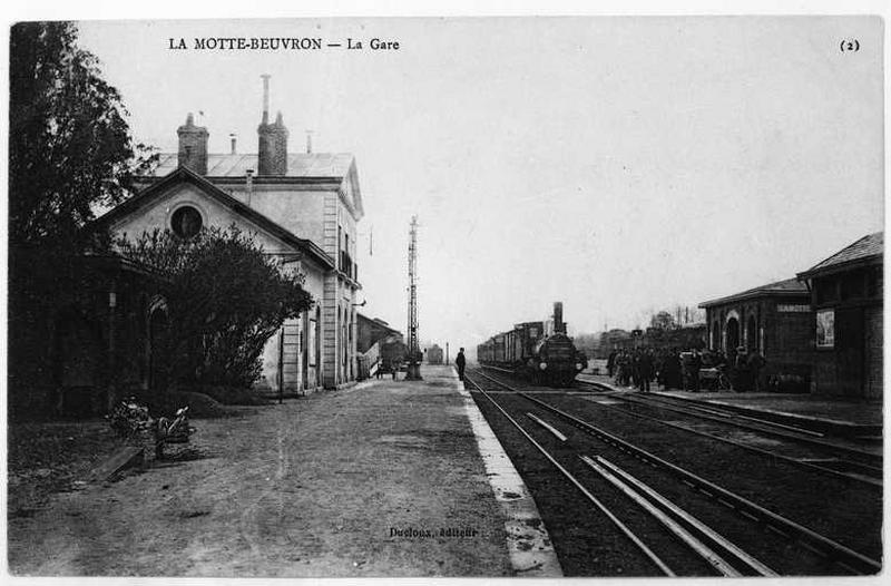 Vue d'ensemble de la gare et la voie ferrée.