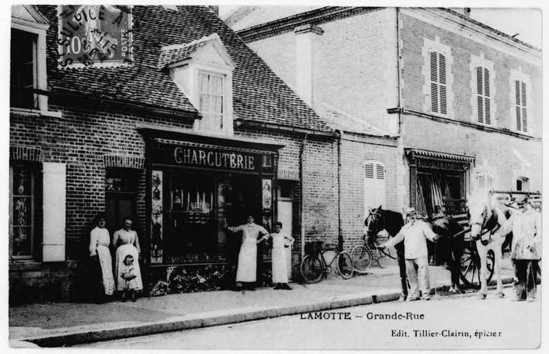 Façade sur rue de la charcuterie.
