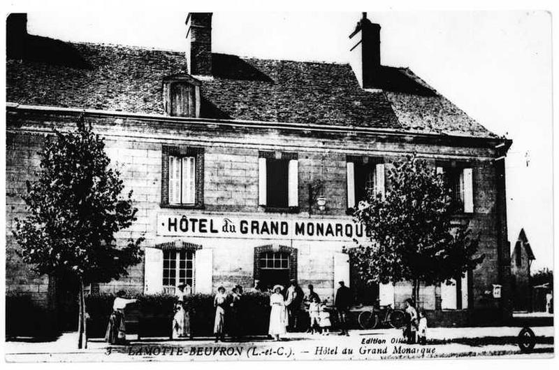 Vue d'ensemble de l'hôtel du Grand Monarque, façade sur rue.