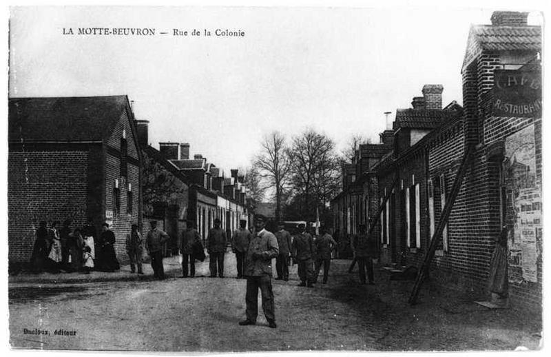 Vue d'ensemble de la rue.