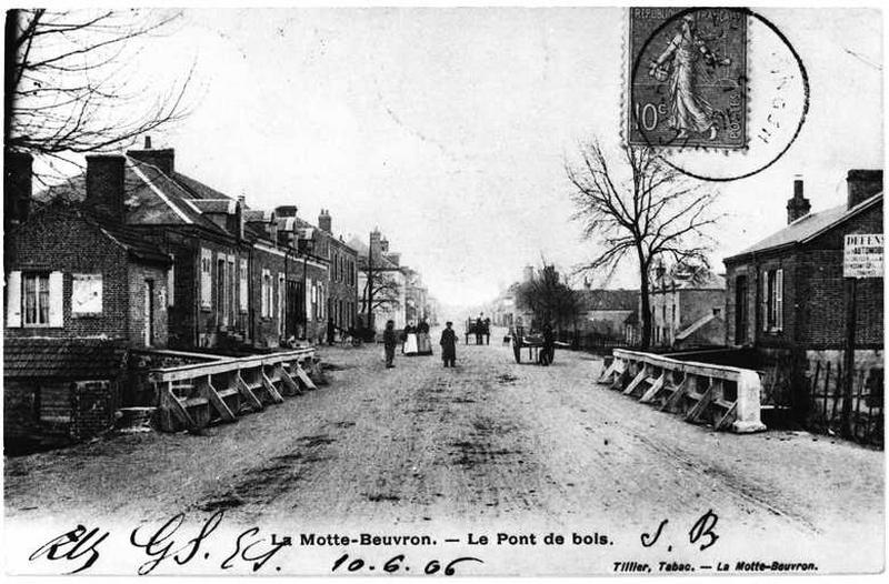 Vue d'ensemble du pont de bois.
