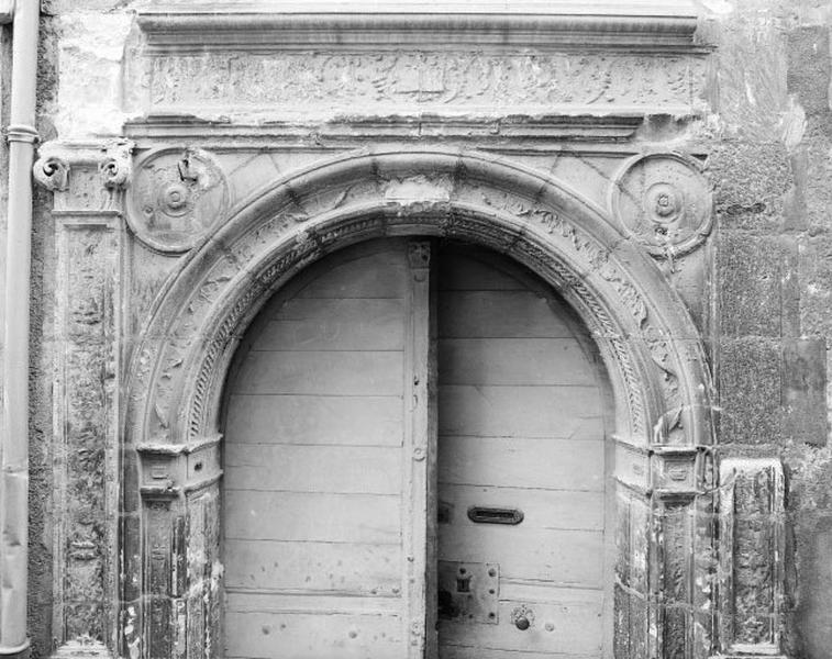 Bâtiment nord, façade nord. Portail d'entrée, détail : partie supérieure, ornementation de rinceaux.