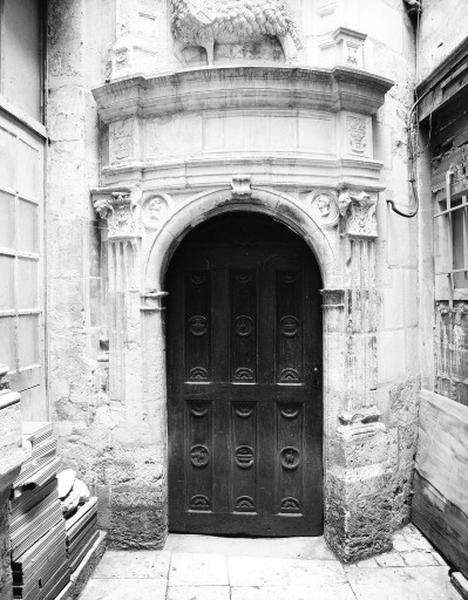 Escalier, façade sur la cour, détail : porte d'entrée.