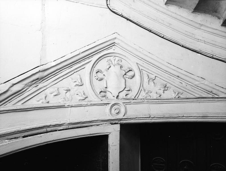 Escalier, intérieur, dessus des portes d'accès au deuxième étage. Détail : partie centrale.