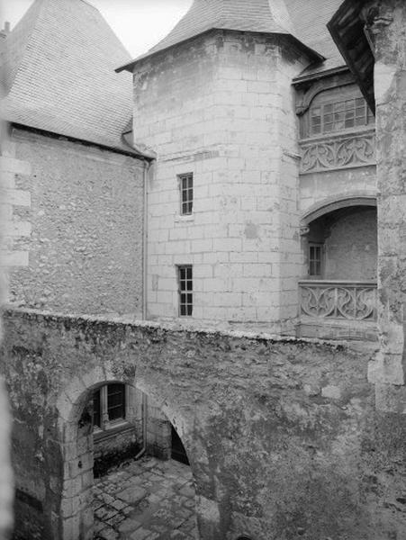 Tourelle d'escalier et galerie.