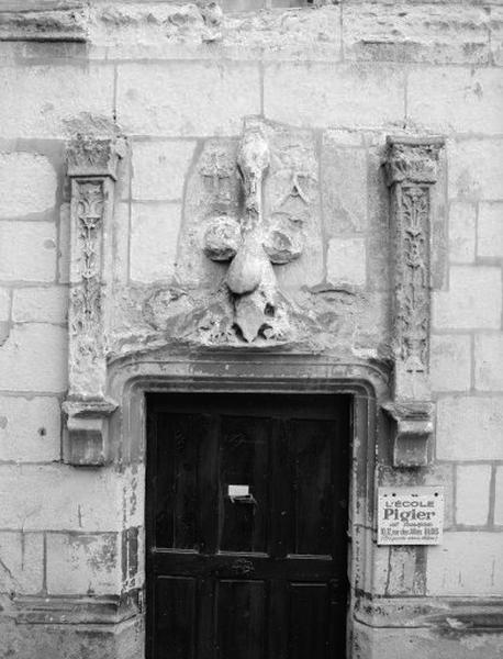 Tourelle d'escalier, porte d'entrée. Détail : arc en accolade et pilastres.