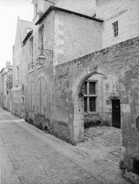 Bâtiment est et mur de clôture.