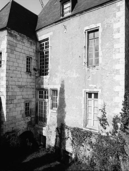 Bâtiment sud, façade sud sur jardin et pavillon de l'oratoire.