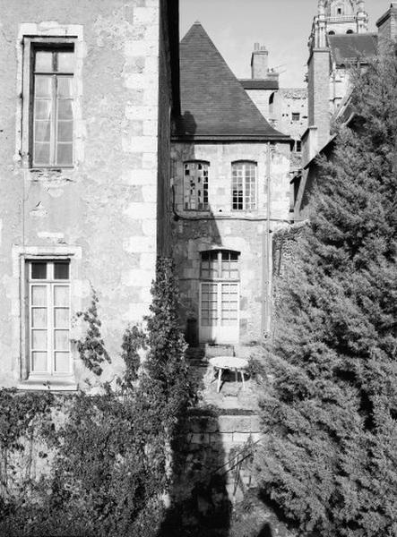 Bâtiment est, façade sud sur jardin.