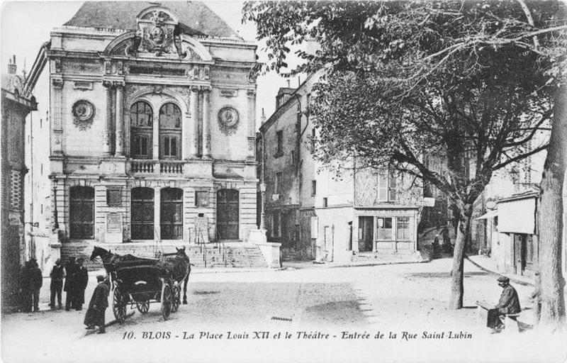 Théâtre partiellement reconstruit en 1869. Façade d'entrée.