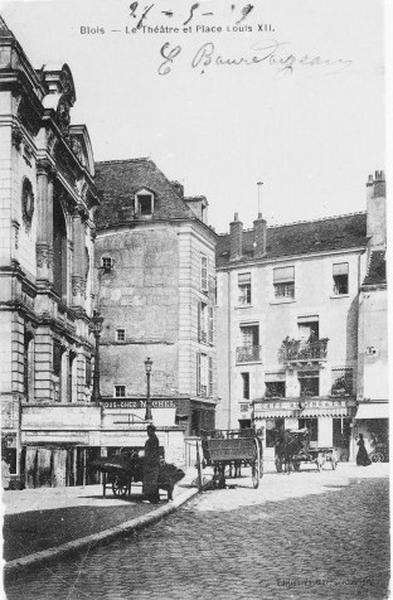 Théâtre partiellement reconstruit en 1869. Façade d'entré et perron. Vue prise du sud-est.